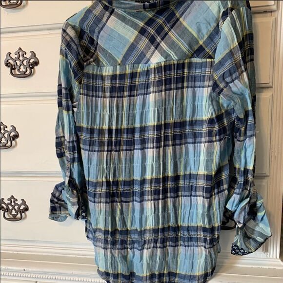 Lightweight Plaid Twist Front Top - Picture 10 of 12